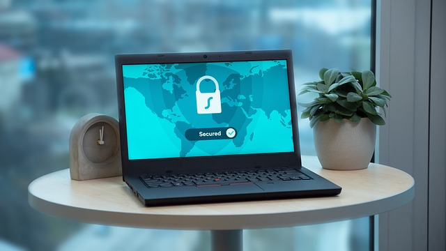 Geschützter Laptop auf einem Tisch